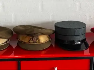 Lot af militær hovedbeklædning fra vest lande