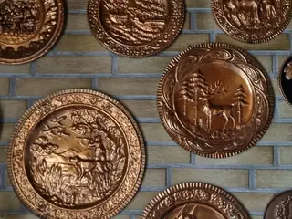 Samling af vægplatter af kobber og metal, 32 stk