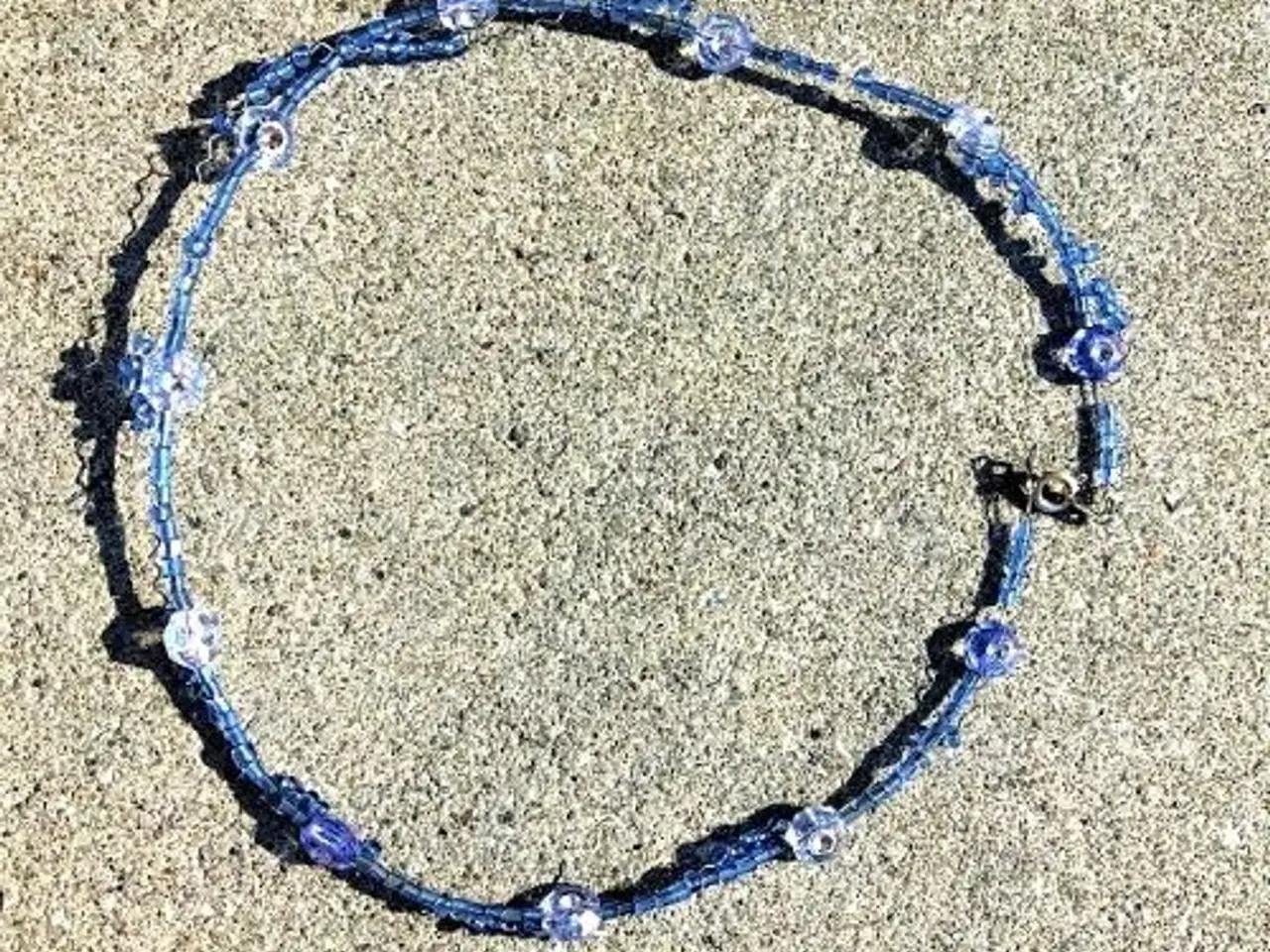Billede 3 - Håndlavet halskæde med blå perler.