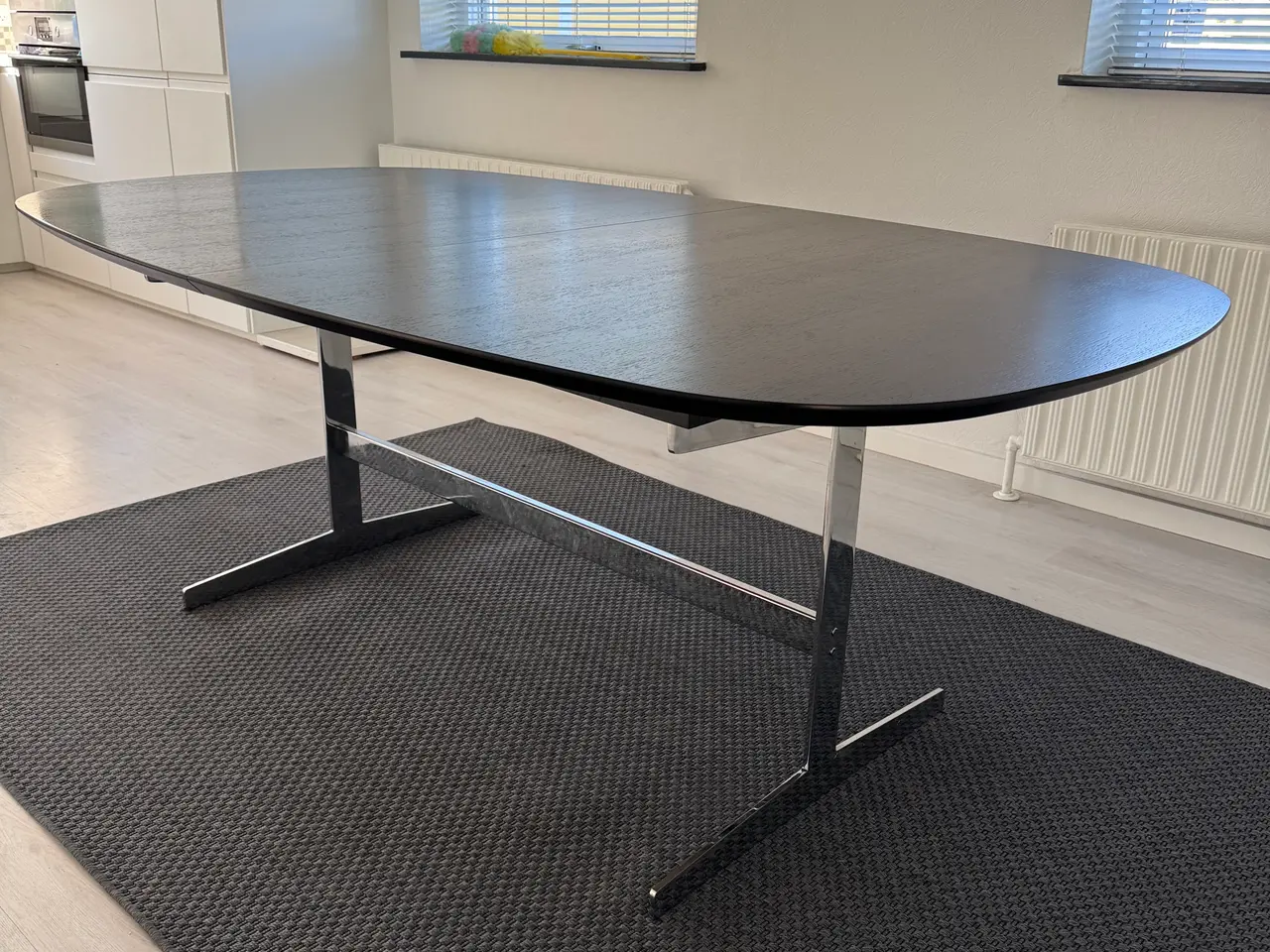 Billede 1 - Spisebord med 2 plader. Kuglelejeudtræk. 