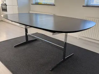 Spisebord med 2 plader. Kuglelejeudtræk. 