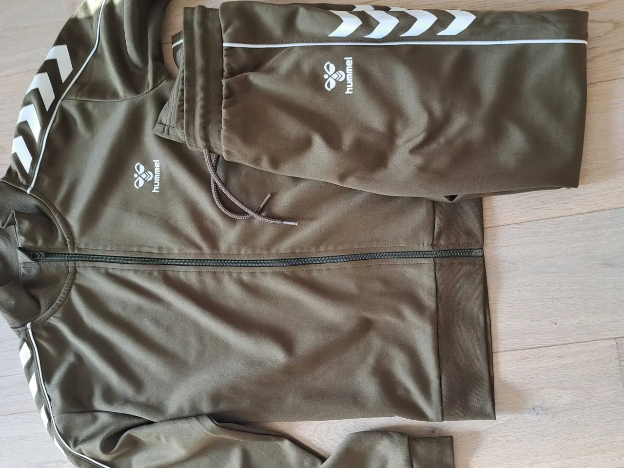 Billede 1 - Hummel træningssæt 164