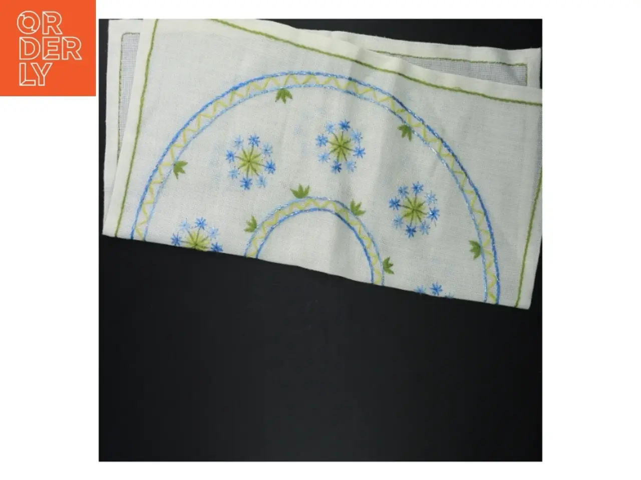 Billede 2 - Broderet dug (str. 49 x 49 cm)
