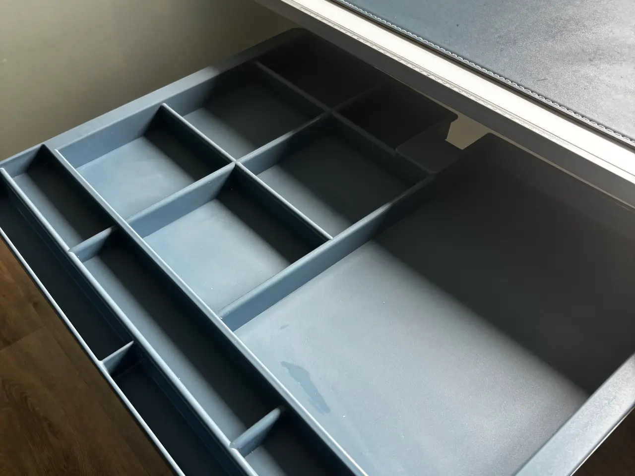 Billede 2 - FLEXA EVO skrivebord med frontvipning, skuffe