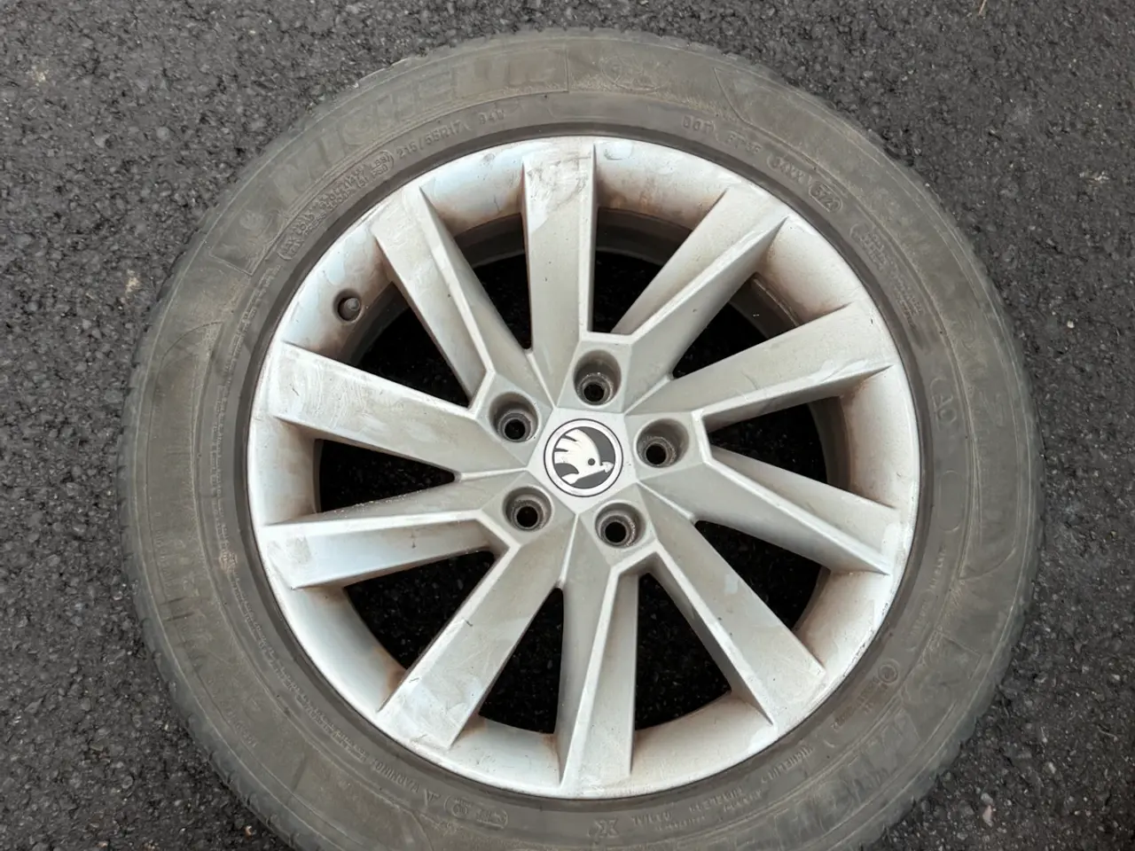 Billede 3 - Skoda alufælge til salg . Sommer dæk på