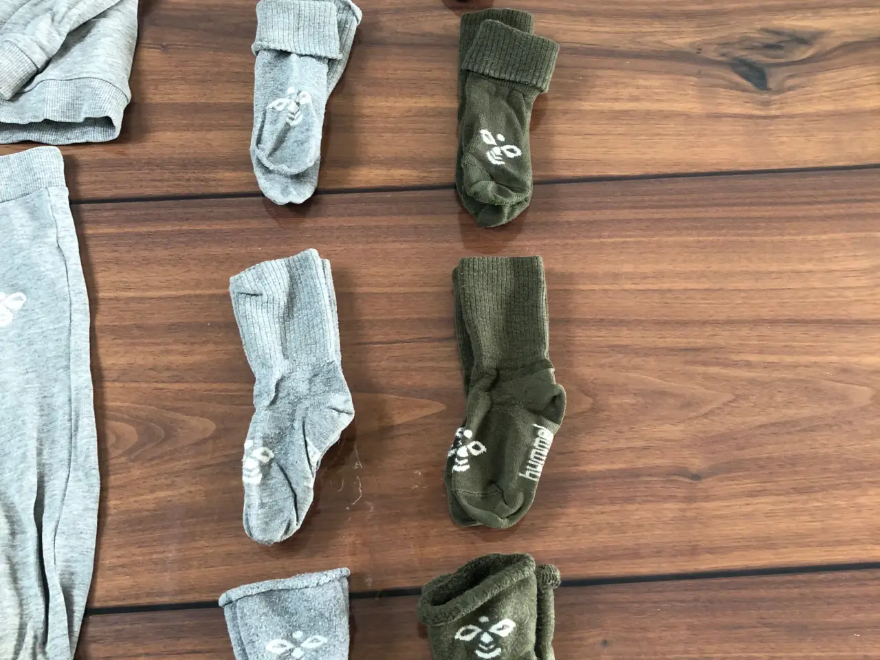 Billede 5 - Hummel joggingsæt str 92. Strømper str 21-23