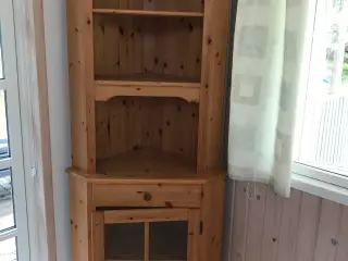 Hjørneskab fyrtræ