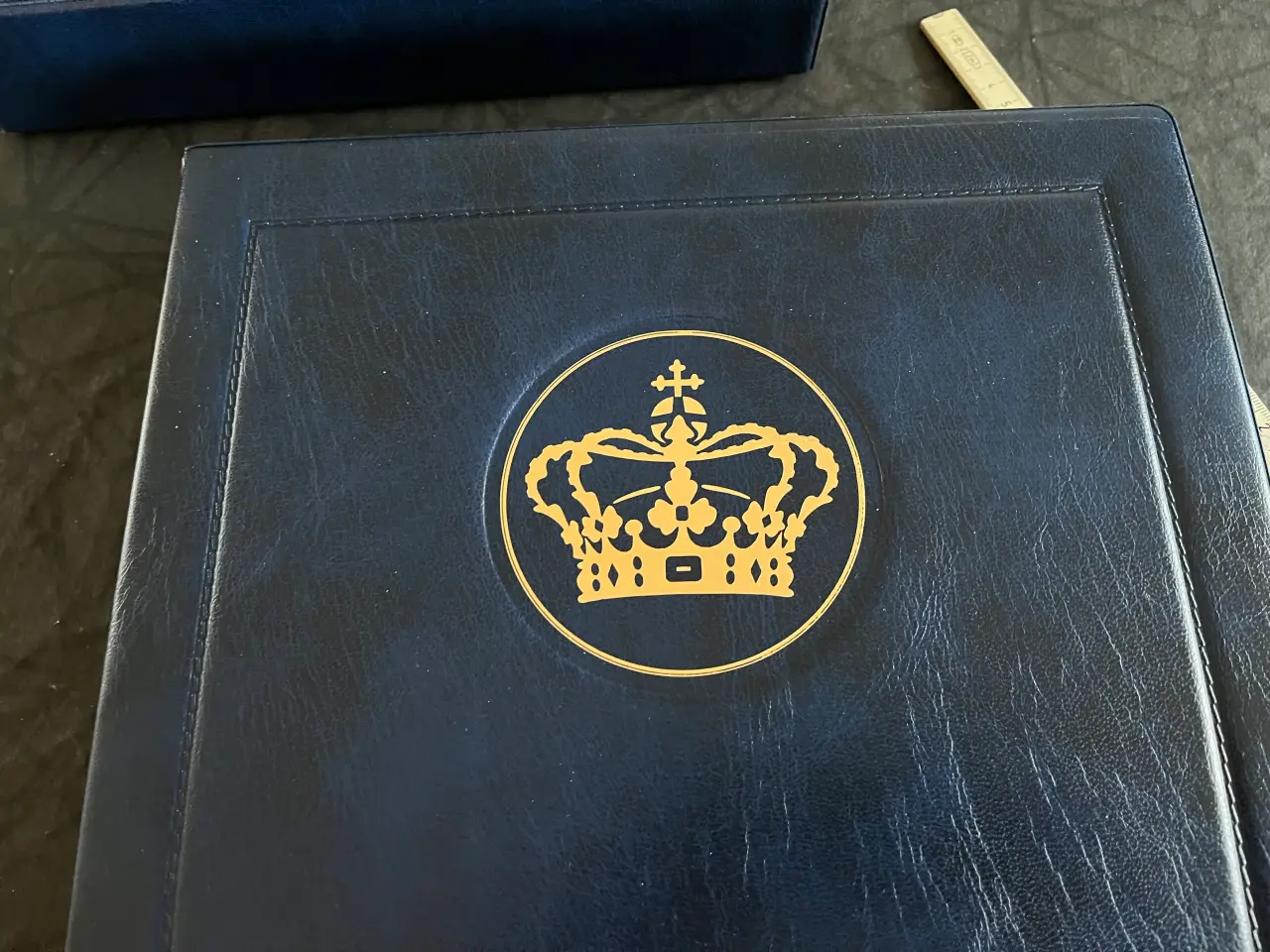 Billede 1 - Royalt Leuchtturm frimærkealbum