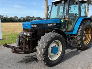 New Holland 8240 Fin traktor, går vildt godt i motoren