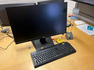 1. Stk. Asus Skærm, Acer Tastertur, Bordlampe