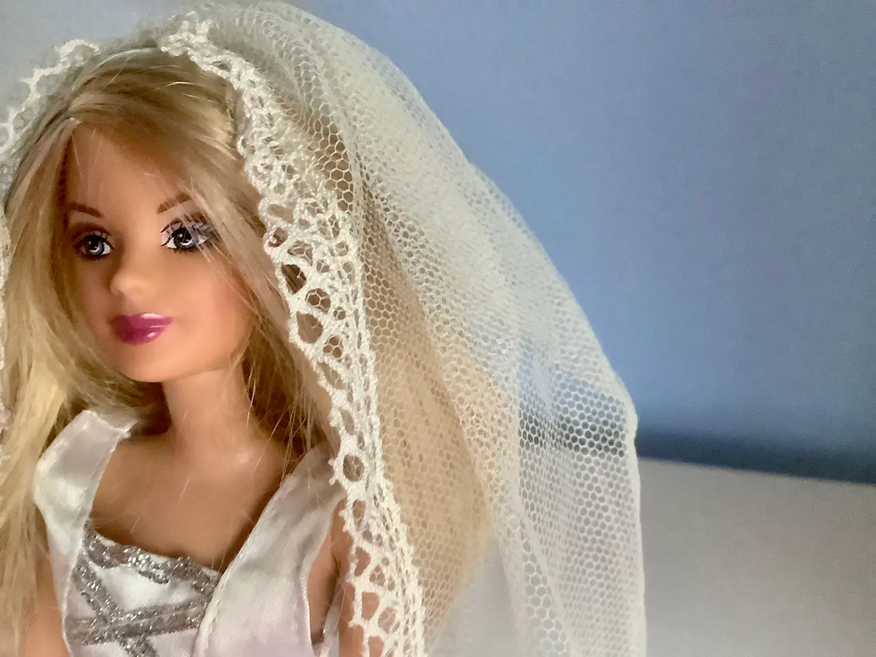 Billede 2 - Brudeslør til Barbie.