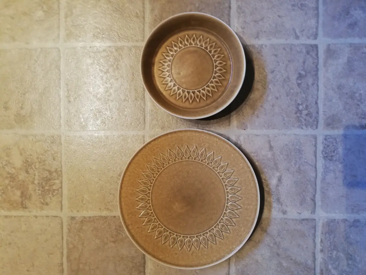 Billede 4 - Relief stentøj kaffekande, tallerkener, kopper m.