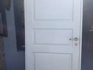 Hvid dør med karm
