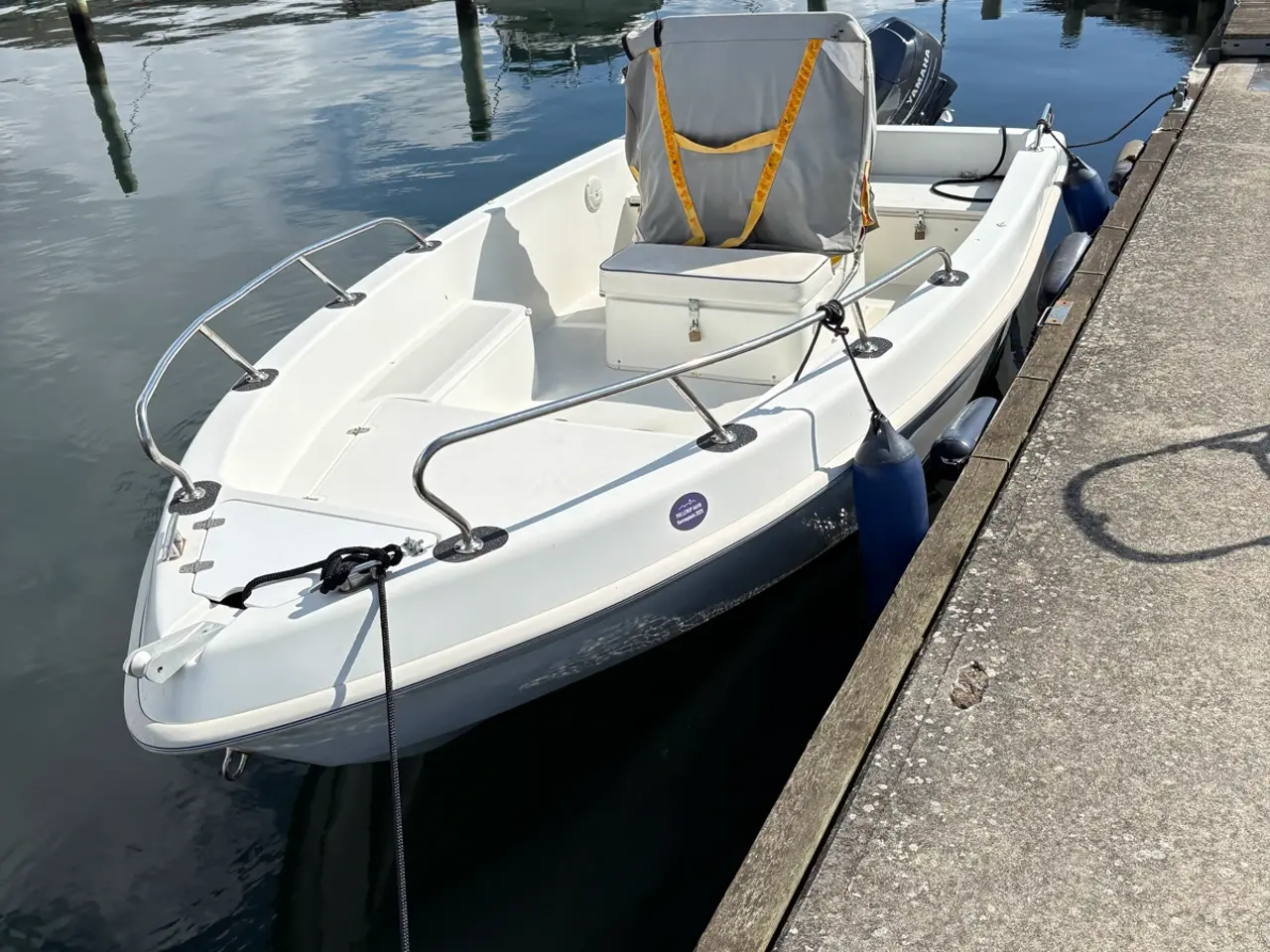 Billede 2 - Styrepultsbåd med kun 168 timer på motor.