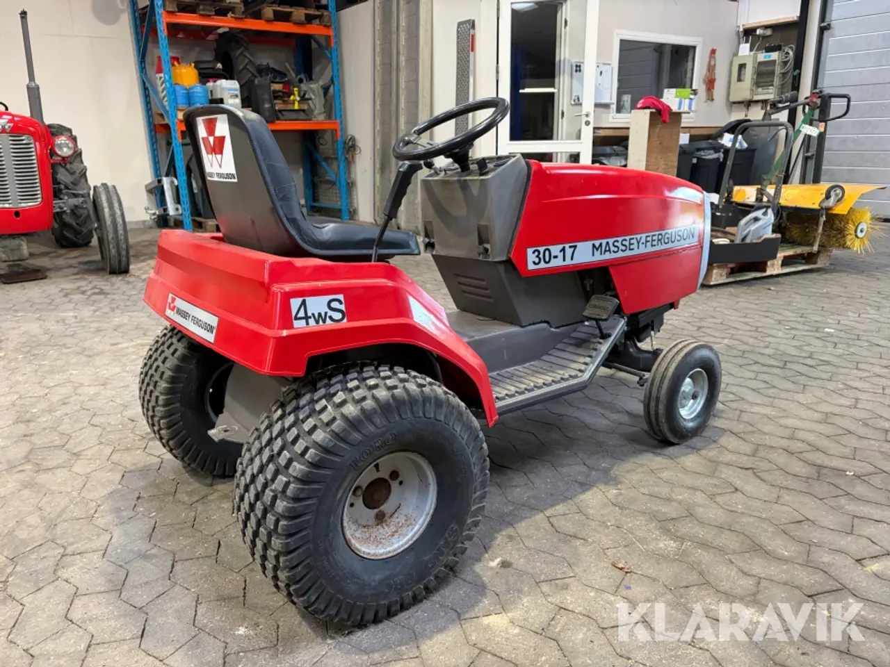 Billede 6 - Redskabsbærer Massey-Ferguson 30-17 med kost
