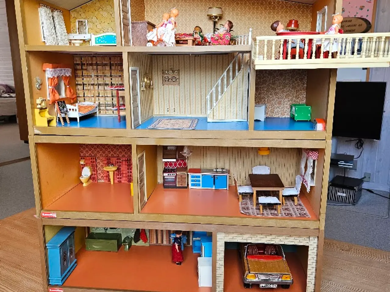 Billede 2 - Lundby dukkehus i tre etager, med indhold.