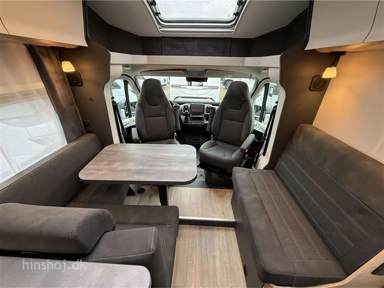 Billede 18 - 2026 - Hobby Maxia T 740 WE Aut.   Lækker Autocamper med lave enkelsenge og stort toiletrum med særskilt brusekabine fra Hinshøj Caravan.