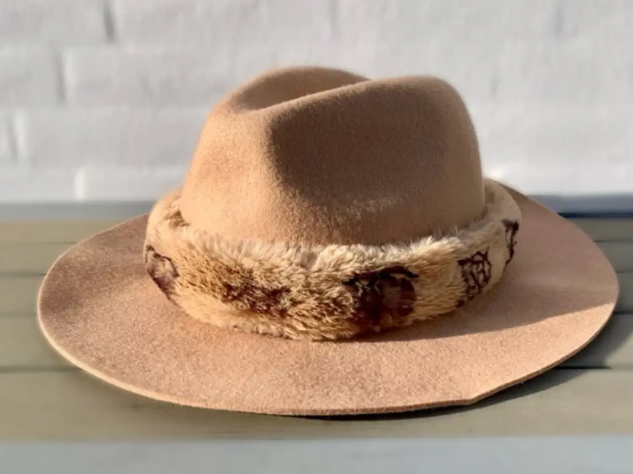 Billede 2 - GUESS 100% uld hat med faux fur