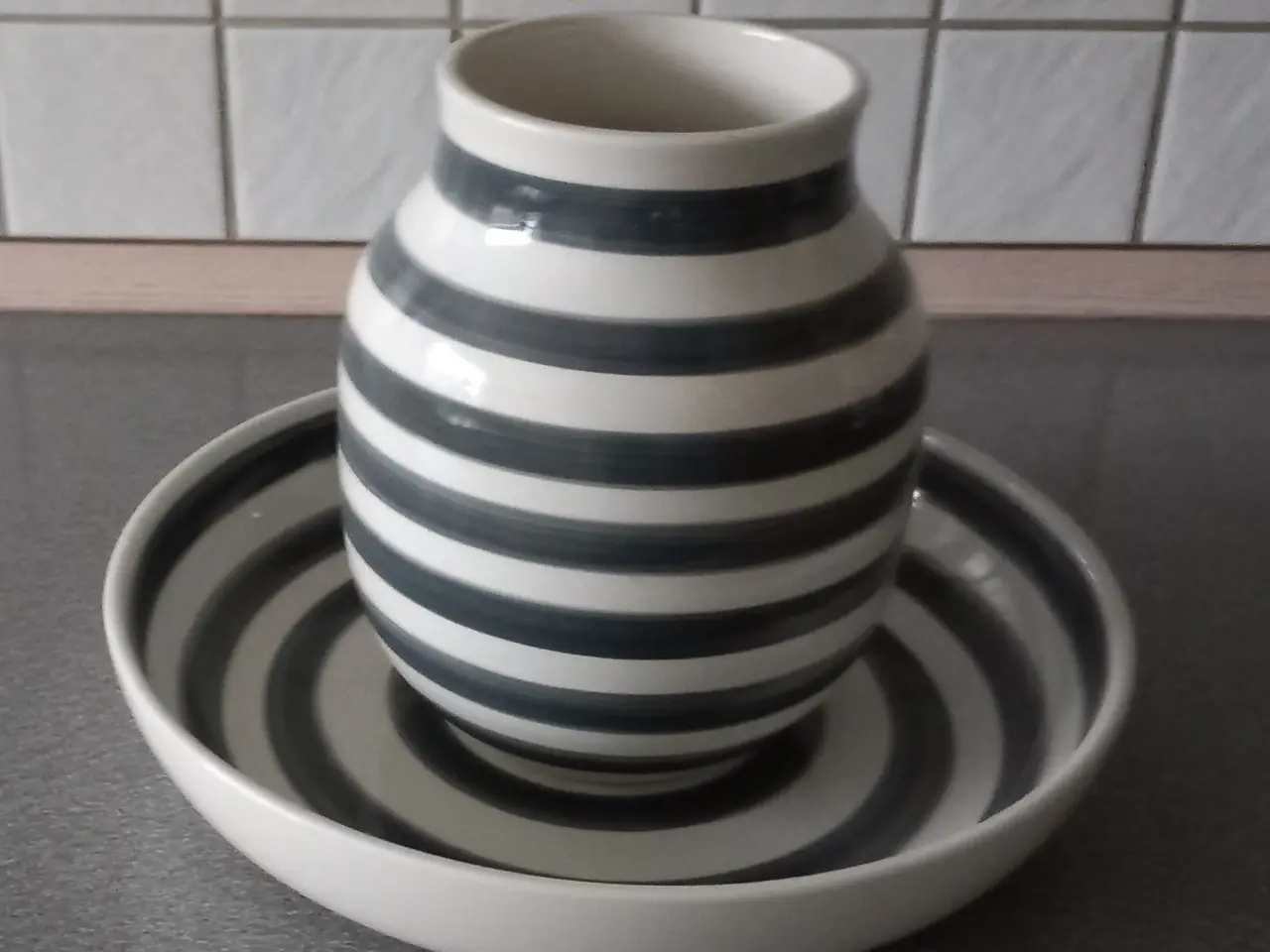 Billede 1 - Stor Kæhler vase og fad. Som ny.