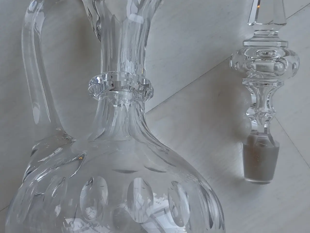 Billede 2 - Karaffel i slebet glas. Højde 33 cm