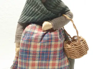 Gammel stofdukke i i ATA dåse fra ca. 1950.