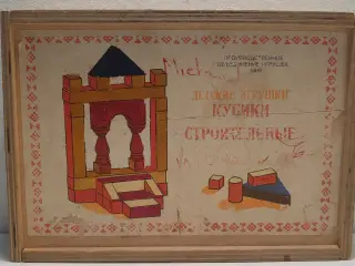 Vintage russiske byggeklodser i trækasse.