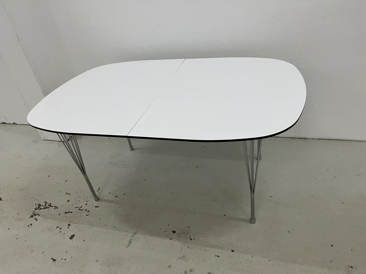 Billede 6 - Spisebord Haslev m/udtræk i hvid laminat, stålben.