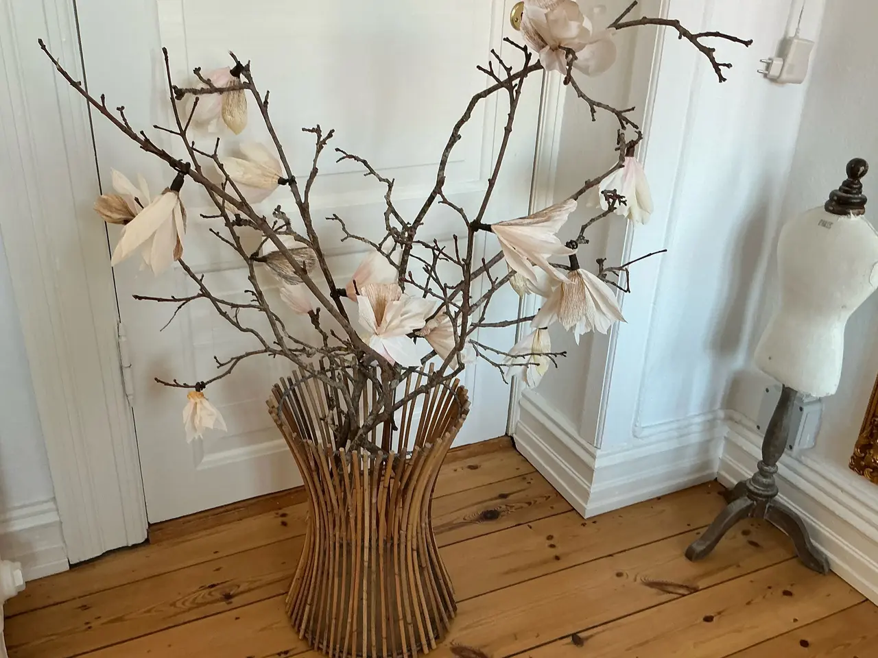 Billede 1 - Dekorative grene med papirs blomster