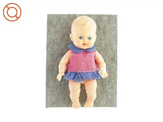 Lille dukke med kjole (str. H: 22 cm)