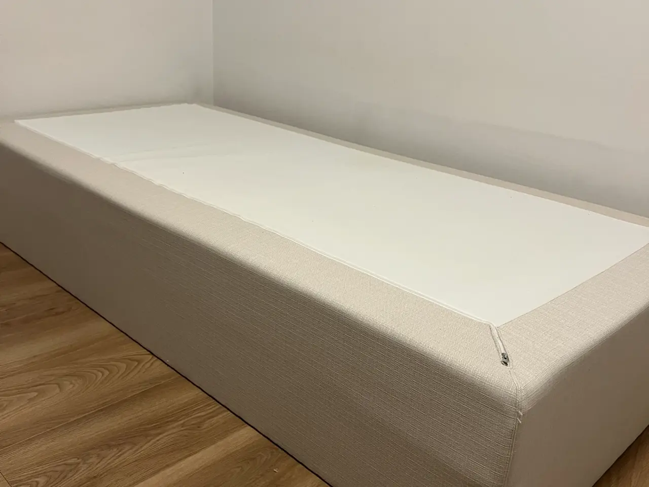 Billede 3 - Seng i beige