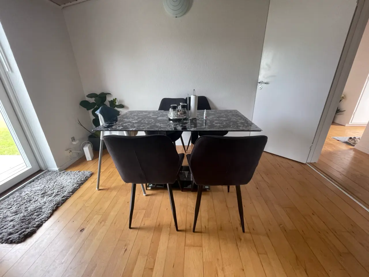 Billede 2 - Spise bord og stol
