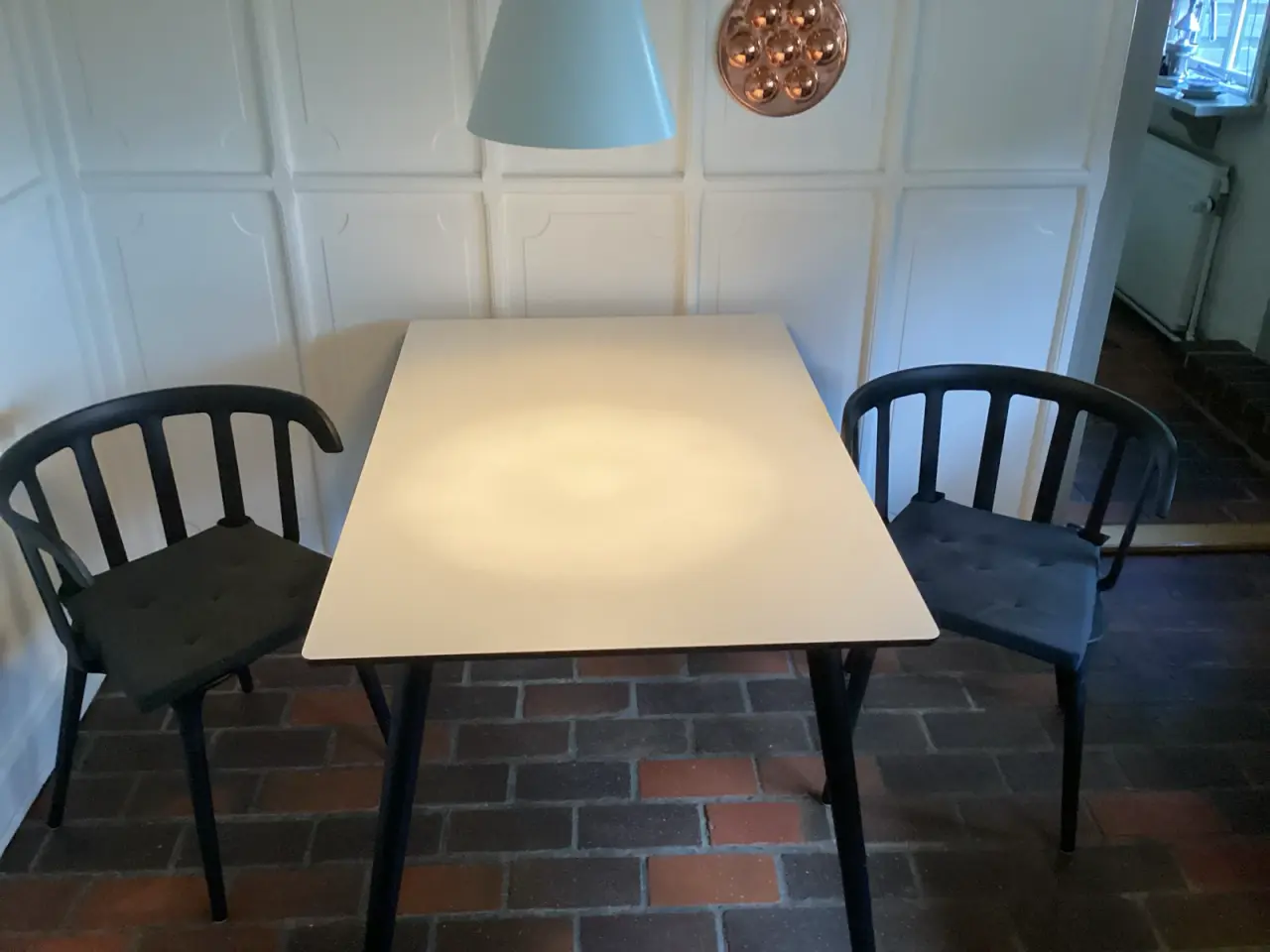 Billede 1 - Køkkenbord og 2 solide stole  i alt kr 350