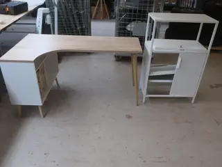 Skrivebord og reol