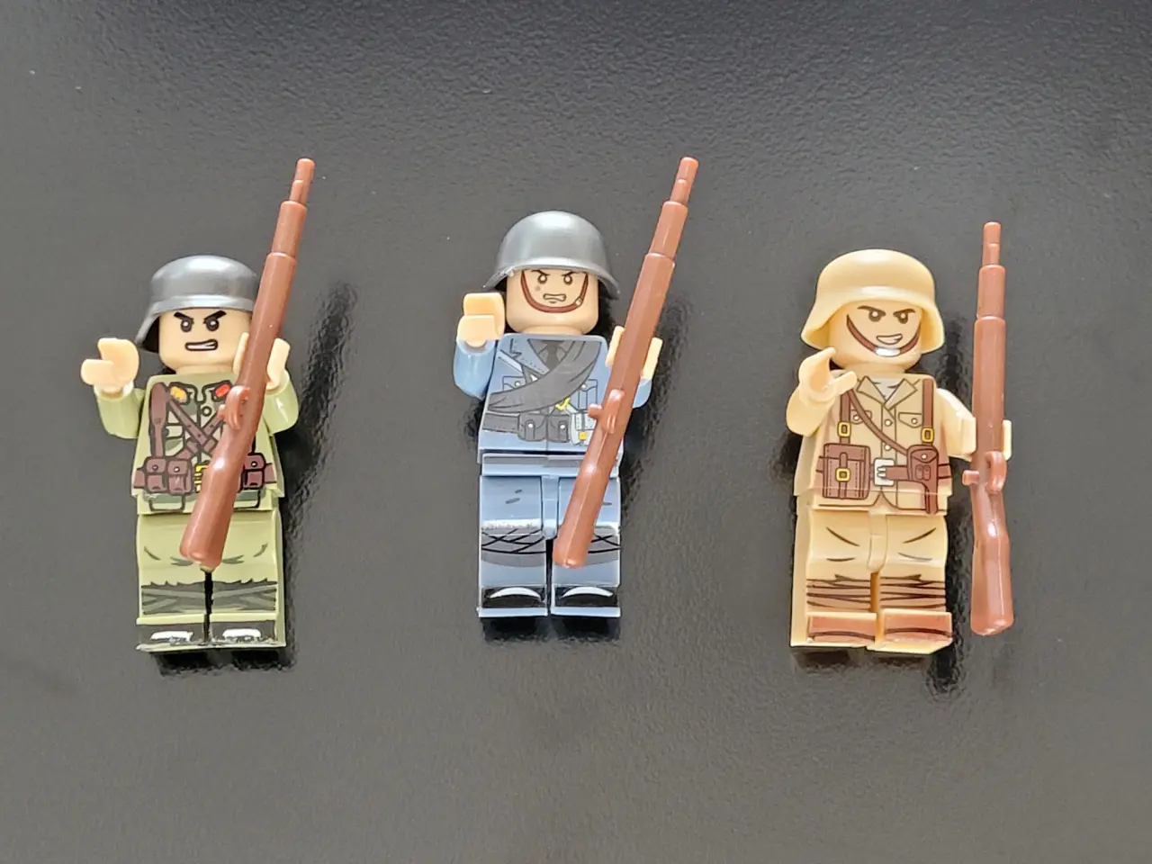 Billede 2 - 12 miniature soldater - 3 forskellige 4 af hver