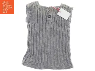 Strikket vest med knapper (str. 17x27 cm)