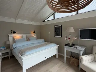 Smuk hvid dobbeltseng