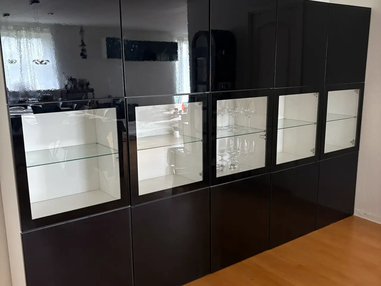 Billede 1 - Højskab med glas vitrine