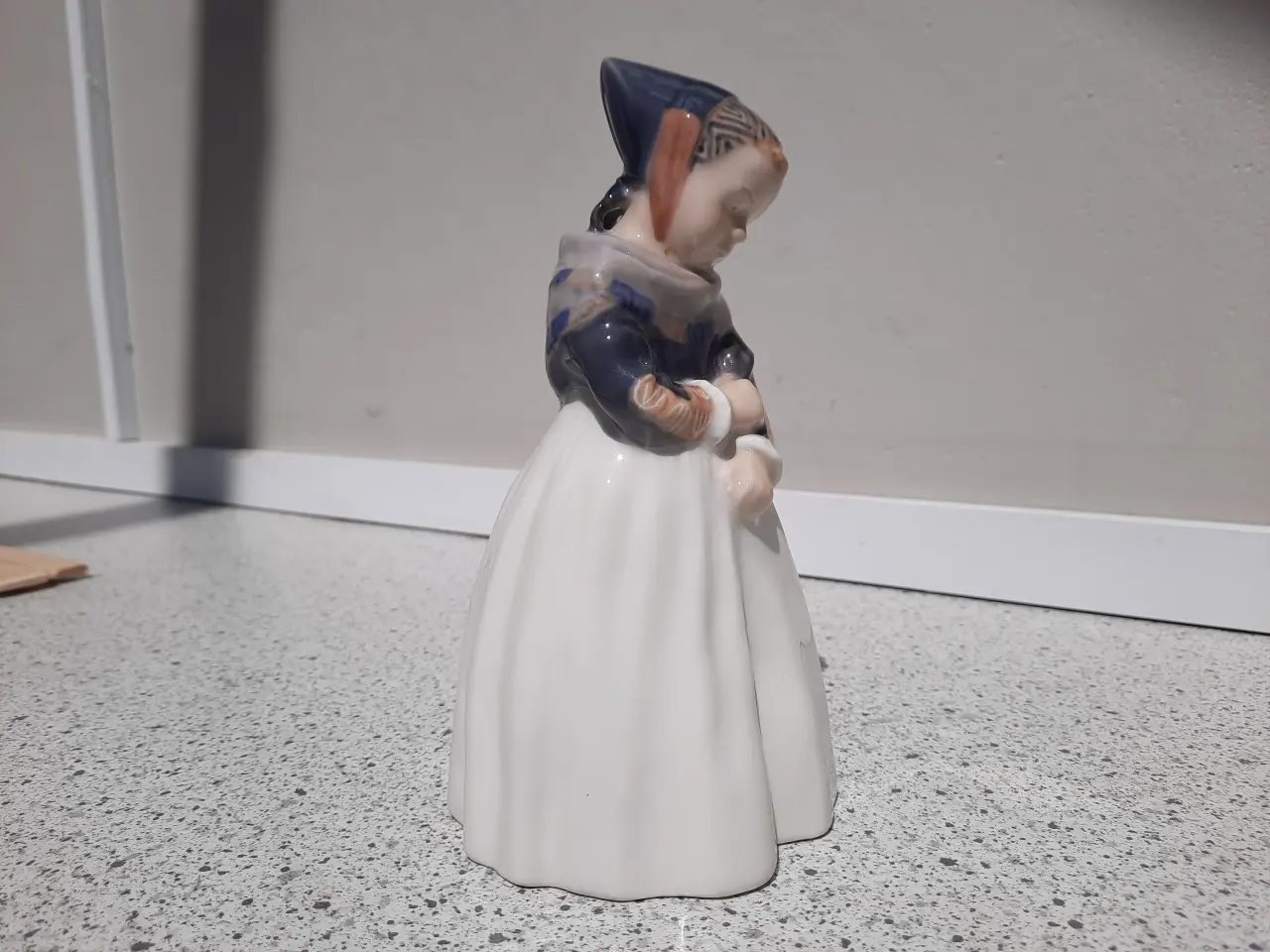 Billede 2 - Porcelænsfigur Amagerpigen 1251