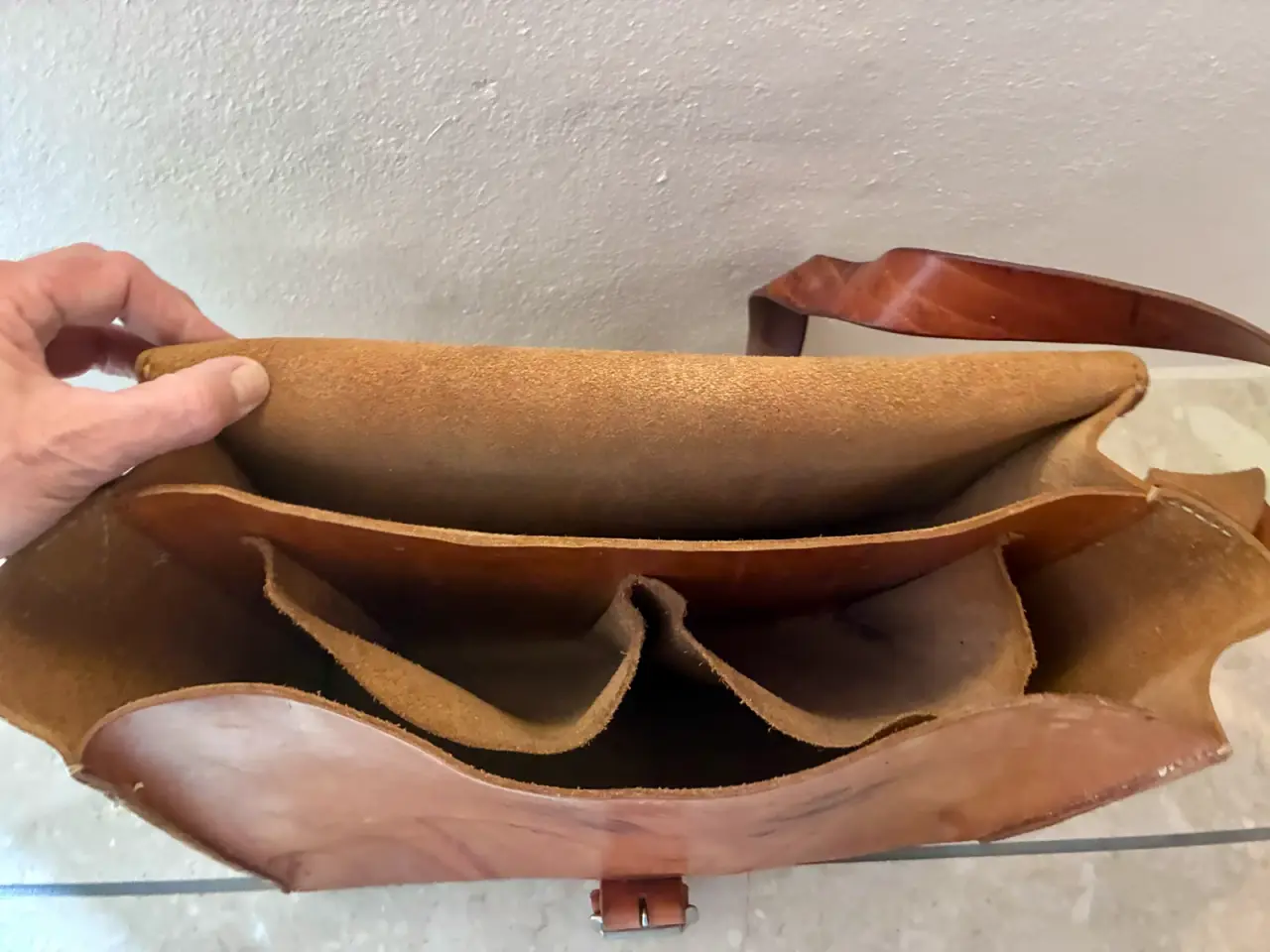 Billede 5 - Stor vintage skuldertaske i kraftigt kernelæder