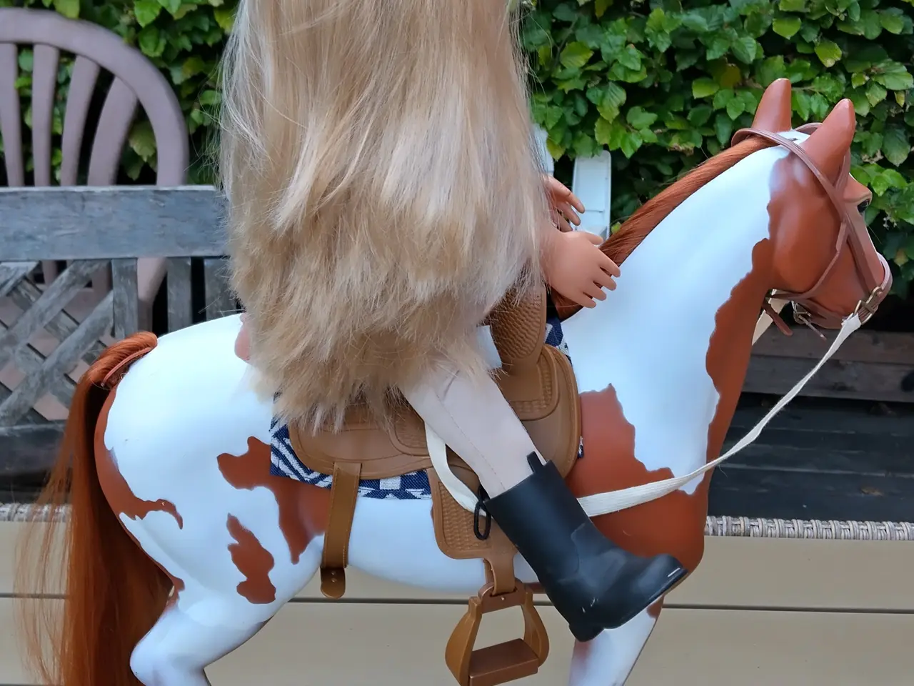 Billede 2 - Stor Dukke og Hest