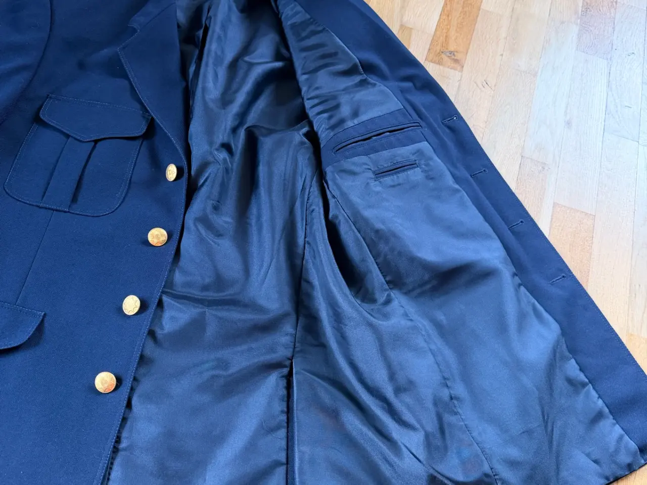 Billede 4 - Mørkeblå uniform jakke med guldknapper