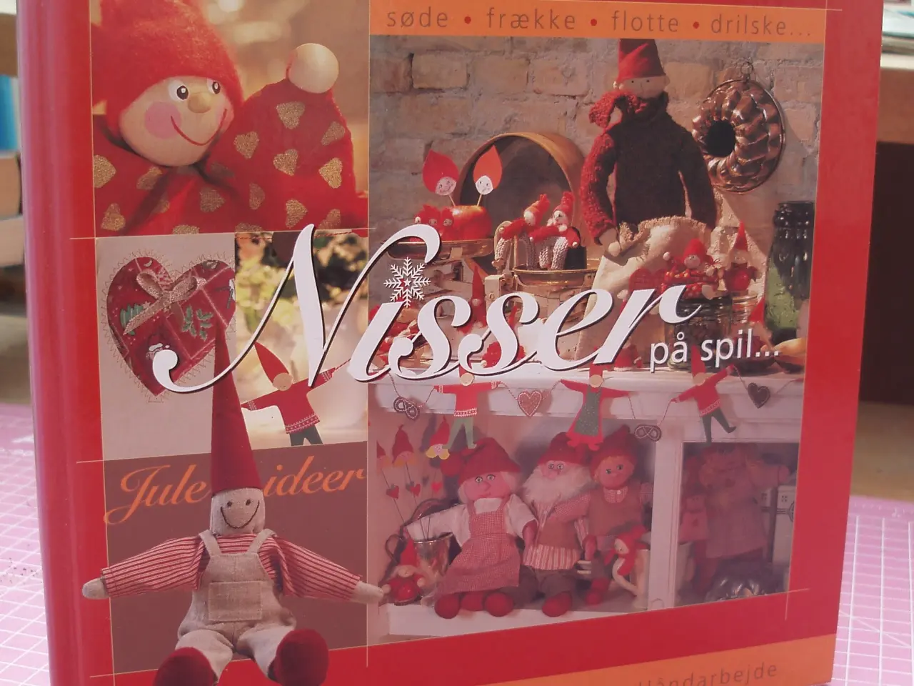 Billede 1 - Hobby; Ingelises store Julebog: Nisser på spil...
