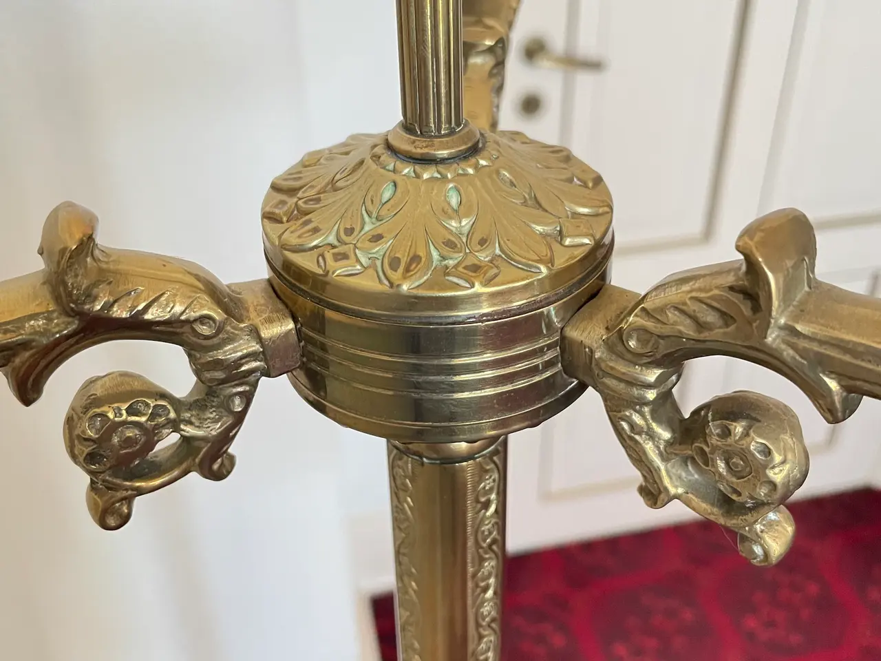 Billede 3 - 3-armet messing standerlampe med løvefødder.