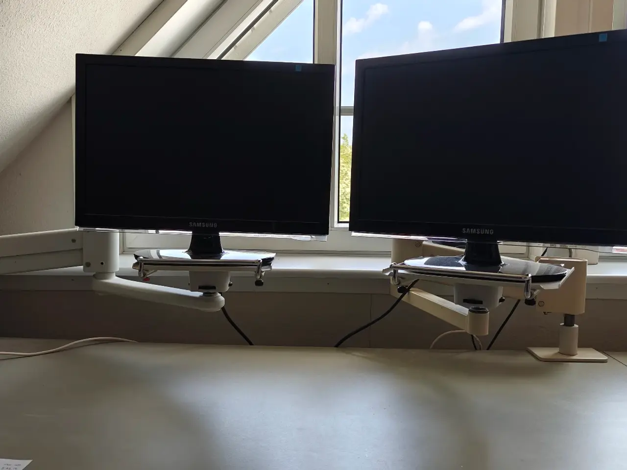 Billede 1 - 2 skt. Samsung PC skærme m. Justerbare holder