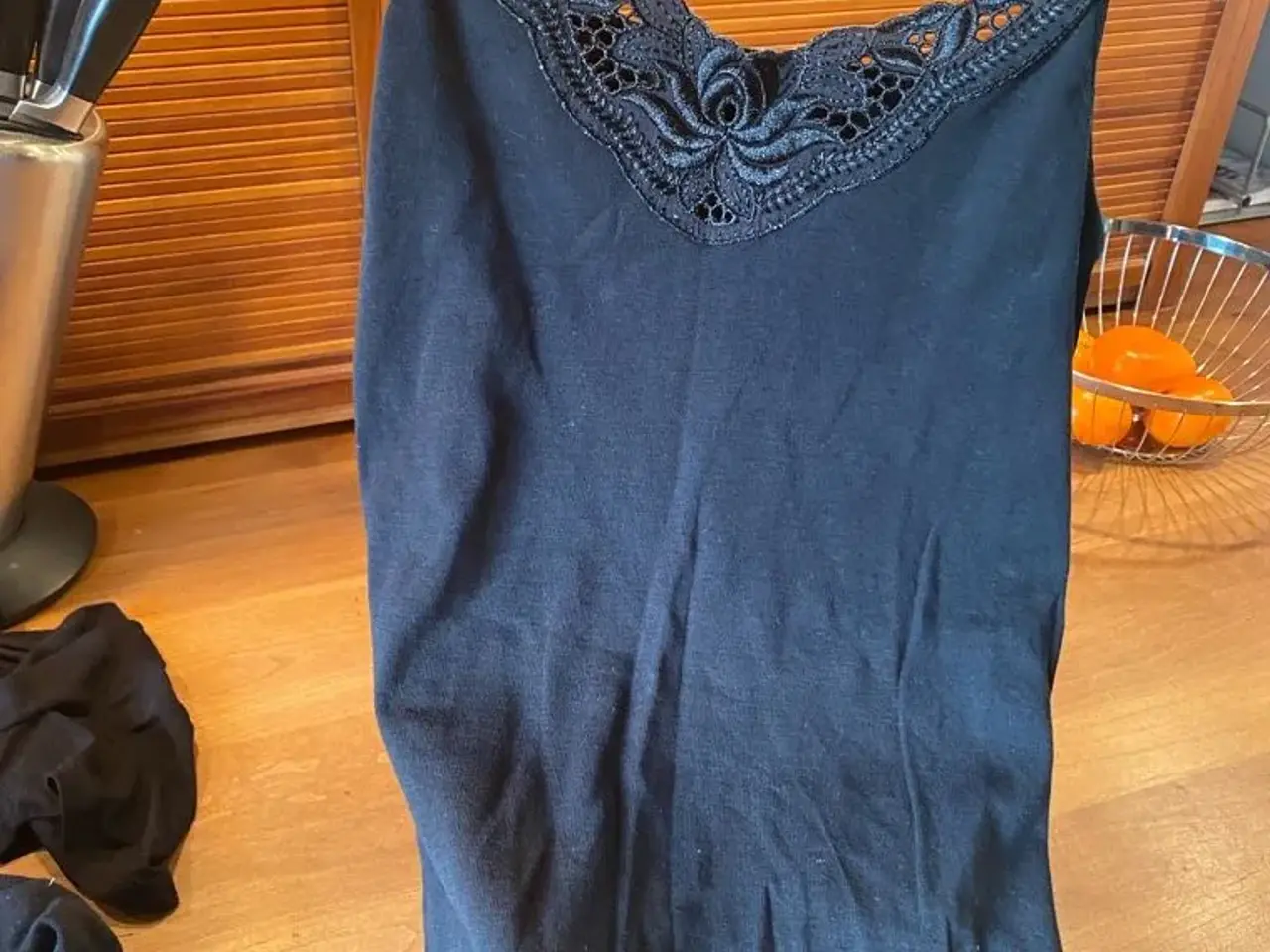 Billede 2 - Smuk sort bluse med blonder str S