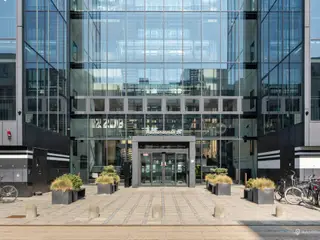 Flot flerbrugerejendom ”Tower” lige ved havnefronten