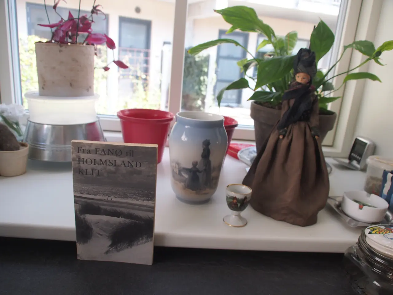 Billede 4 -  Fanøting :Dukke, vase, æggebæger og en bog.