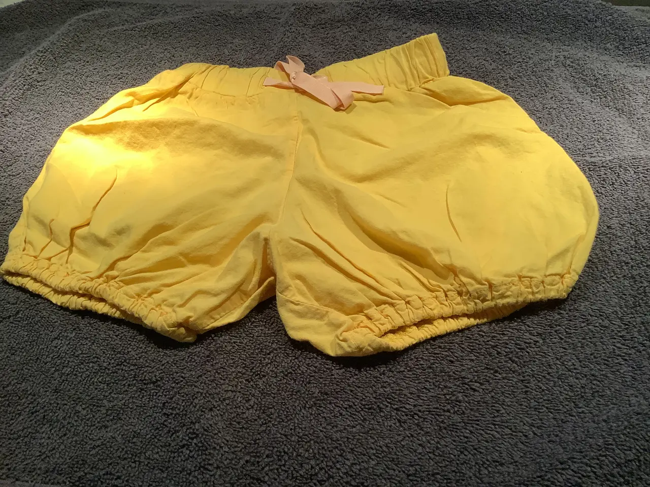 Billede 5 - Helt nye Gro gule shorts str. 74 pige
