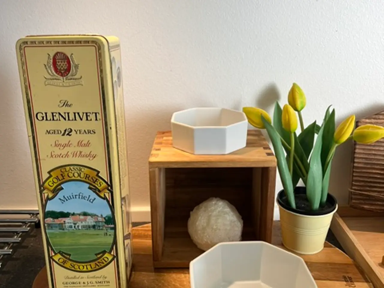 Billede 1 - Vintage The Glenlivet dåse & 2 x 6-kantede skåle