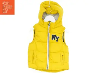 Børnet vest med hætte fra H&M (str. 104)